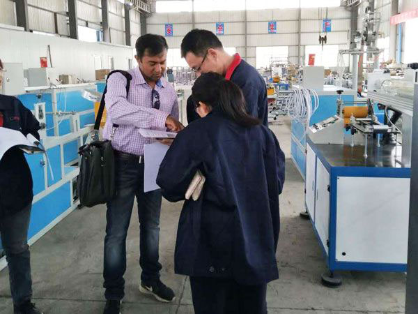 印度客戶(hù)來(lái)公司驗(yàn)收設(shè)備